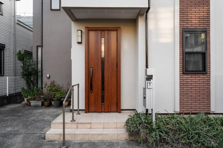 Pintu Modern: 3 Jenis Pintu Berdasarkan Materialnya