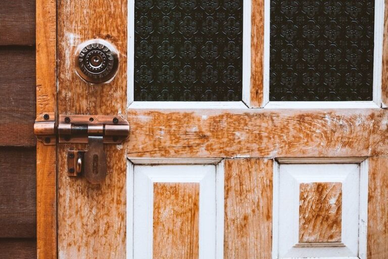3 Cara Mencegah Besi Berkarat pada Door Hardware di Rumah