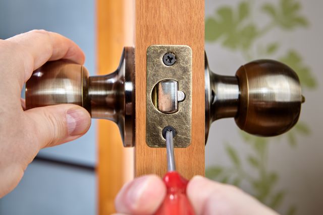 cara mengatasi kunci pintu macet
