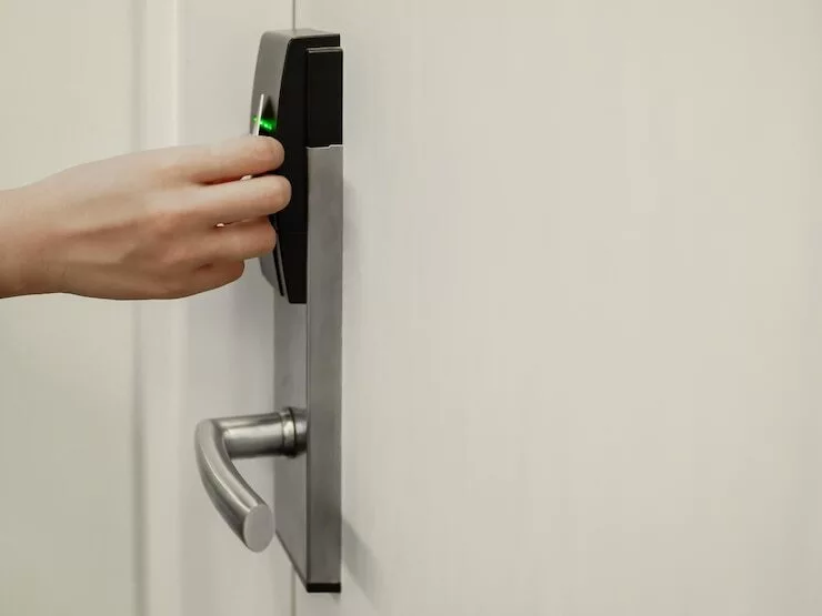 cara pasang kunci pintu digital