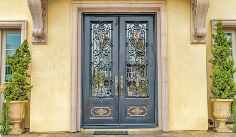 model pintu dengan detail ukiran