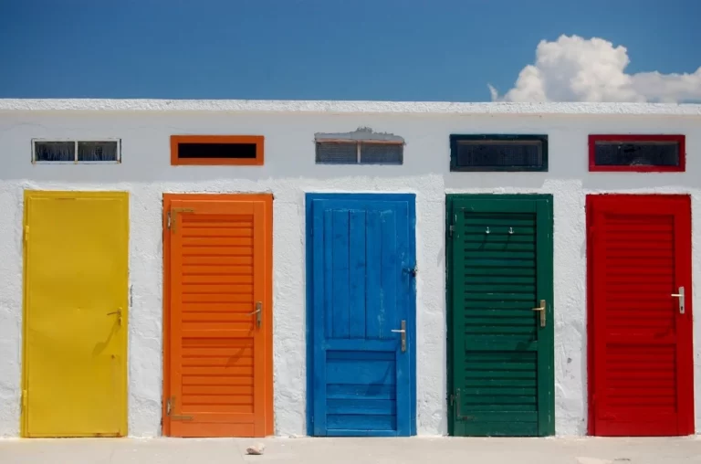 10 Inspirasi Warna Pintu Rumah yang Bagus
