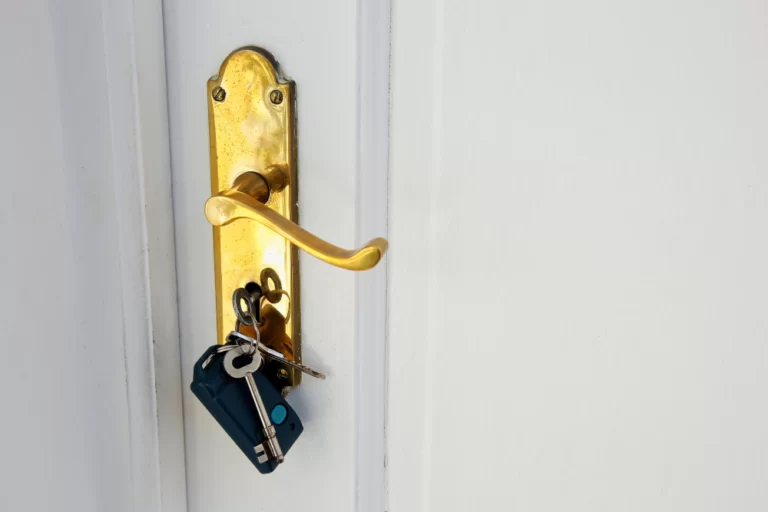 Handle Pintu Macet? Ini 6 Penyebab dan Solusi Mencegahnya