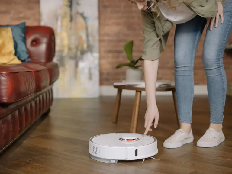 6 Langkah Mudah Membersihkan Robot Vacuum Cleaner di Rumah