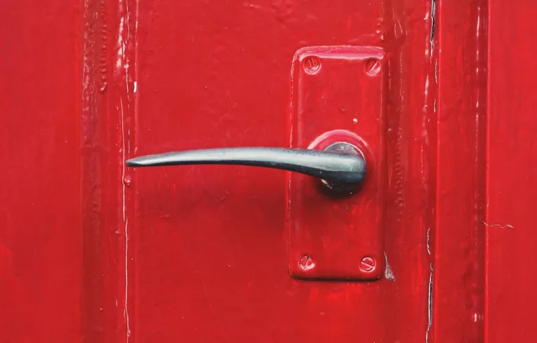 Waduh! Ini 4 Penyebab Gagang Pintu Mudah Patah