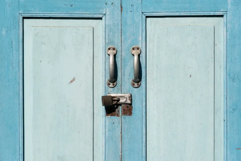 3 Alasan Orang Mengganti Kunci Pintu Kayu dengan Smart Lock